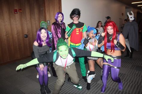 Teen titans cosplay Teen Titans Halloween Costume Group, Teen Titans Costume Group, Teen Titans Group Costume, Robin Teen Titans Costume, Teen Titans Halloween Costume, Teen Titans Costume, Teen Titans Outfits, Teen Titans Cosplay, Robin Cosplay