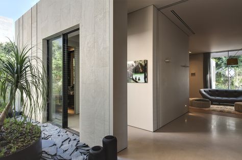 Gallery - The B House / Eran Binderman + Rama Dotan - 15 Stone Pool, Urban Apartment, Home Entrance Decor, Residential House, Architect House, Entrance Decor, Facade Architecture, Main Entrance, Contemporary Home