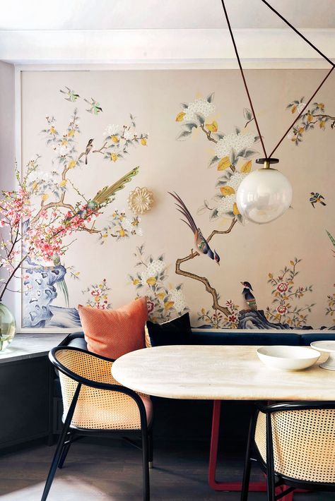 modern dining room with classic wallpaper Minimalist Dekor, Interior Design Per La Casa, Dining Room Wallpaper, Hand Painted Wallpaper, Asian Homes, Interior Minimalista, Rooms Ideas, Asian Home Decor, Chinoiserie Wallpaper