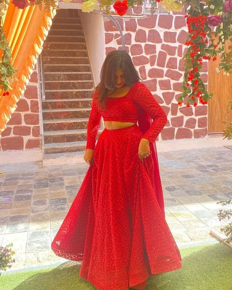 Crop Top Lehenga Photo Poses, Choli Pic Pose, Poses On Lehenga, Lehenga Poses Instagram, Ethnic Poses, Lehenga Poses, Crop Top Outfits Indian, Indian Wedding Poses, Simple Lehenga