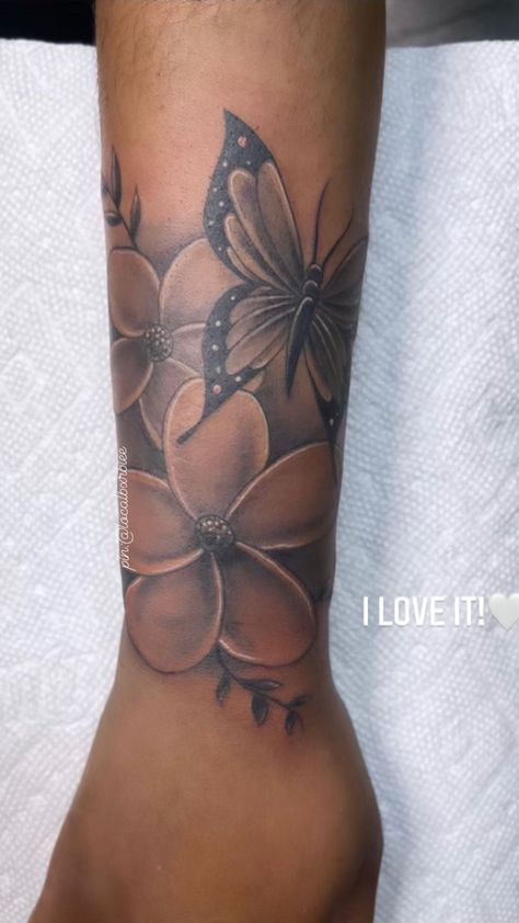 Tatoos Shoulder Women, Full Wrist Tattoos For Women, Tattoos Black Women Arm, Outside Arm Tattoo Women, Medium Arm Tattoos For Women, Flower Tattoos Black Women, Pretty Arm Tattoos For Women, Four Arm Tattoos For Women, Palm Size Tattoos Ideas For Women