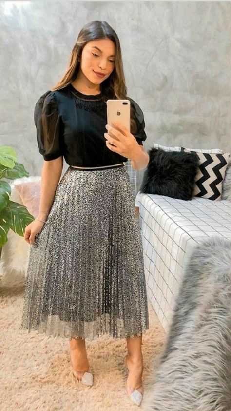 Skirt And Top Western Outfit, Bride Groom Outfits, Skirts Hot, Casual Spring Outfit, Dresses Mother Of The Bride, Hot Skirts, Casual Frocks, Western Wear Outfits, Stylish Short Dresses