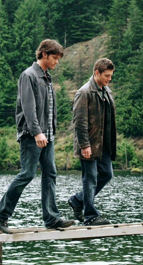 Cute J2, season 1 Supernatural Wallpaper, John Winchester, Supernatural Pictures, Supernatural Jensen, Sam And Dean Winchester, Winchester Supernatural, Supernatural Tv Show, Sam Dean, Winchester Boys