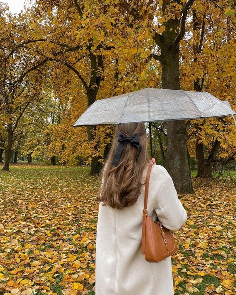 Style inspo • Instagram Umbrella Photo, Autumn Instagram, Autumn Rain, Alone Photography, Fall Inspo, Best Photo Poses, Fall Photoshoot, Old Money Style, Fall Feels