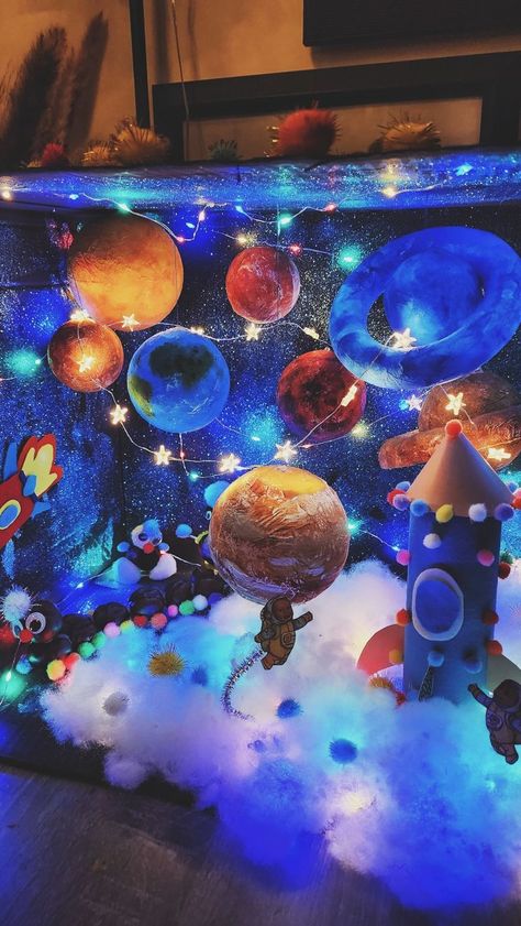 Space Project Ideas Solar System, Space Projects Middle School, Science Project Solar System, Art And Craft Ideas For School Exhibition, Solar System Model Project Ideas, Solar System Projects For Kids 3rd, Astronomy Decorations, Space School Project, Craft Exhibition Ideas