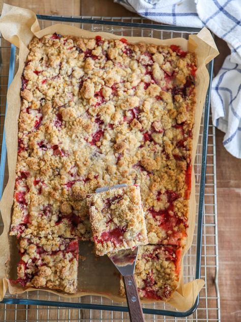 Strawberry Rhubarb Bars, Rhubarb Desserts Recipes, Strawberry Rhubarb Recipes, Rhubarb Dessert, Rhubarb Bars, Crumb Bars, Rhubarb Desserts, Rhubarb Cake, Whoopie Pie