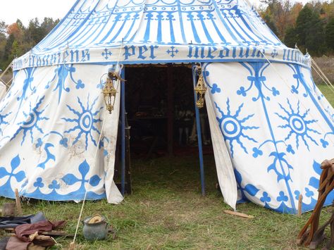 Fifteenth century style medieval pavilion tent | Flickr - Photo Sharing! Fantasy Tent, Medieval Jousting, Festival Installation, Medieval Decoration, Pavilion Tent, Medieval Tent, Medieval Camp, Medieval Camping, Sca Camping