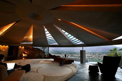 Commissioned in 1968, the Elrod House by John Lautner in Palm Springs, is timeless and divine. James Bond House, Googie Architecture, John Lautner, House Architecture, Good House, Mid Century House, Retro Modern, James Bond, Santa Monica