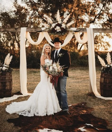 Wedding Photo Ideas Western, Western Wedding Photo Backdrop, Western Wedding Ideas On A Budget, Western Wedding Picture Ideas, Western Wedding Arch, Western Wedding Photography, Western Wedding Photos, Southern Wedding Decorations, Fall Wedding Planning