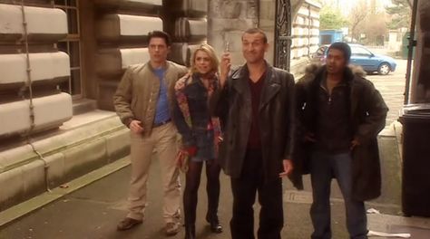 Great Picture: Jack Harkness, Rose Tyler, 9th Doctor Who, and Mickey Smith in the episode "Boomtown" Mickey Smith, The Empty Child, Doctor Who 9, 9th Doctor, Boom Town, Rose And The Doctor, New Doctor Who, Doctor Who 2005, Captain Jack Harkness