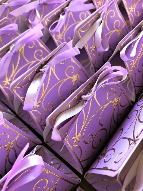 We break down what to do, and what not to do when putting together gift bags for your event guests. EventUp Purple Party Favors Ideas, Purple Wedding Favors, Purple Favors, How To Make A Gift Bag, Purple Quince, Wedding Expenses, Chase Atlantic, Swag Bag, Party Gift Bags