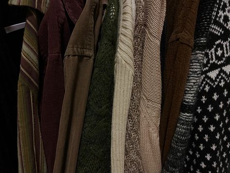 Cold Tones Aesthetic, Velvet Aesthetic Clothes, Earth Tone Sweaters, Earth Tone Clothes Aesthetic, Earth Tones Clothes, Earth Toned Aesthetic, Comfycore Aesthetic, Wool Sweater Aesthetic, Big Sweater Aesthetic