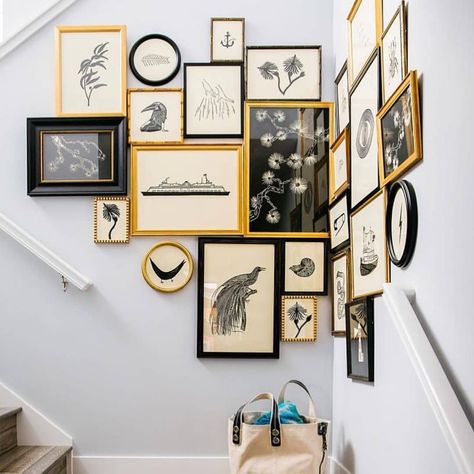 BEAUTIFUL HOME & LIFE MAGAZINE on Instagram: “There are all sorts of clever ways to create a gallery wall. Try butting the frames next to each other for a cool, unexpected look. Image…” Black And White Hallway, Corner Gallery Wall, White Hallway, Staircase Decor, Gallery Wall Decor, Gallery Walls, Home Decor Pictures, Living Room Wall, Bedroom Wall