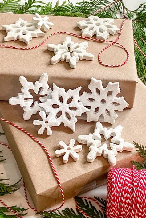 Snowflake Salt Dough Ornaments, Diy Snowflake Christmas Ornaments, Salt Dough Snowflake Ornaments, Christmas Ornaments Polymerclay, Snowflake Ornament Diy, Salt Dough Gift Tags, Salt Dough Garland Christmas, Salt Dough Art, Salt Dough Ornaments Diy