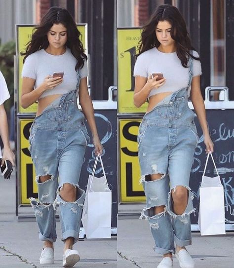 #SelenaGomez out there shopping and rocking that denim overall. Follow Pin: /alinafashinova/ for more SG styles. Selena Outfits, University Fashion, Selena Gomez Outfits, Selena Gomez Style, Overall Outfit, Overalls Outfit, Celebrity Outfits, Outfit Goals, Mode Inspiration