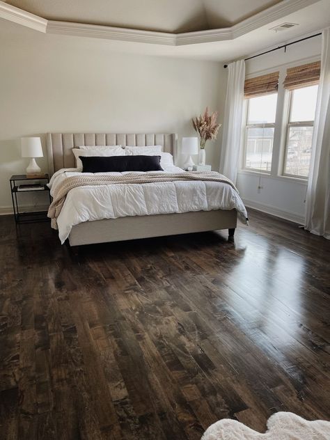 Dark Floor Light Walls Bedroom, Wooden Flooring Bedroom Ideas, Bedroom Decor Wooden Floor, Bedroom Ideas For Dark Floors, Bedroom Wood Flooring Ideas, Dark Brown Hardwood Floors Bedroom, Dark Floors Light Walls Bedroom, Dark Brown Flooring Bedroom, Room Inspo Wood Floor