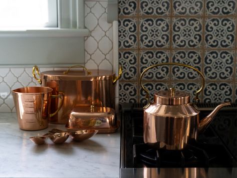 Copper Display Kitchen, Copper Tea Kettle Decor Ideas, Copper And Brass Kitchen, Copper Interior Design, Beautiful Cookware, Copper Kitchen Appliances, Copper Kitchen Accessories, Copper Collection, Copper Tea Kettle