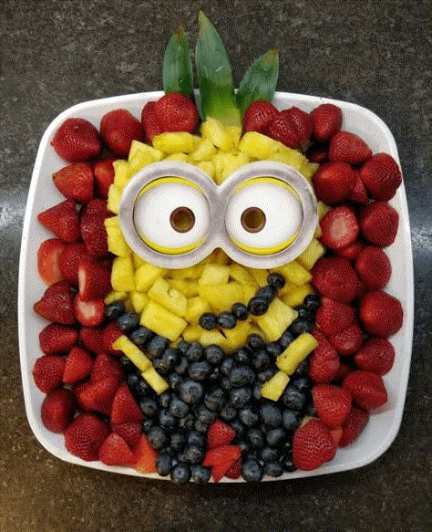 Looking for a Minion Cake or other desserts for your Minion-themed party? You came to the right place! Today I'm sharing 15  Super Fun Minion Cakes & Treats! Keep scrolling for Minion Cakes, Cupcakes, Macarons, and Cookies... any Minion dessert you can think of to make your party extra sweet! Minion Dinner Ideas, Minion Fruit Tray, Minion 4th Birthday Party, Minion Cupcake Cake, Minion Theme Party, Minion Party Decor, Minions Snacks, Minion Bday Party Ideas, Minions Birthday Party Ideas