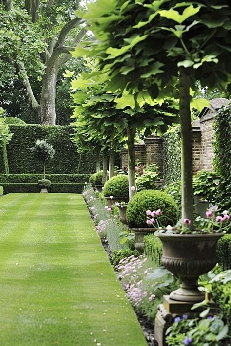 Home Garden Landscaping, Fruit Tree Garden Design Landscaping, French Home Landscaping, Georgian Garden, French Garden Design, Walled Gardens, Boxwood Garden, Courtyard Gardens Design, Italian Garden