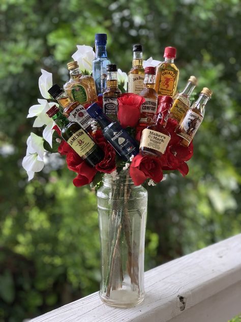 Alcohol Bouquet With Flowers, Alcohol Flower Bouquet Mini Bottles, Mini Vodka Bottle Gift Ideas, Flower Bouquet With Alcohol, Alcohol Flower Bouquet, Mini Alcohol Bouquet, Mini Bottle Bouquet, Mini Bottles Of Alcohol, Diy Alcohol Gifts