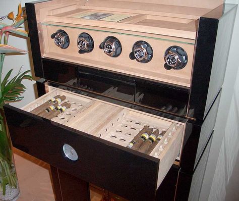 Thought it was a BBQ humidor but then I realised those were watches and not knobs. Humidor Woodworking Plans, Carpentry Gifts, Custom Humidor, Woodworking School, Woodworking For Kids, Woodworking Classes, Lets See, Learn Woodworking, Woodworking Guide