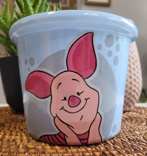 Disney Clay Pot, Magnet Painting, Plant Pots Crafts, Cute Garden Ideas, Baby Shower Gifts For Guests, Diy Pottery Painting, Pot Painting, Plant Pot Diy, Disney Baby Shower