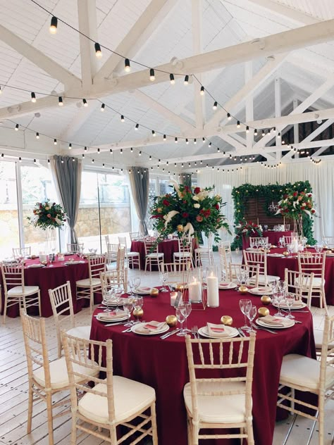 Red And Green Wedding Theme Receptions, Maroon And White Wedding Decorations, Red And Gold Wedding Table Decor, Burgundy Tablecloth Wedding, Red And Ivory Wedding Theme, Red Tablecloth Wedding, Burgundy Quinceanera Dresses, Gold And Burgundy Wedding, Romantic Table Decor