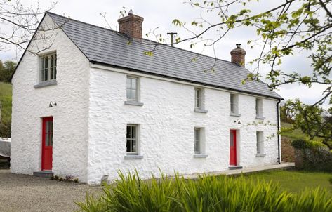 Irish Farmhouse Exterior, Irish Cottage Extension, Irish Farmhouse Renovation, Farmhouse Extension, Studio Exterior, Irish House Plans, Scottish Cottage, Irish Farmhouse, Rural Houses