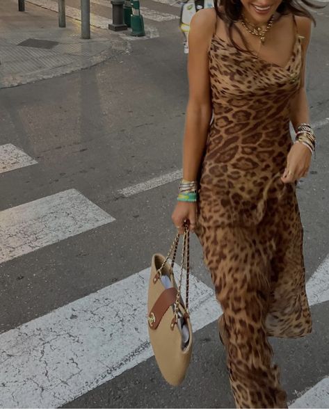 glamourous brunett girl in a leopard printed dress Leopard Print Dress Outfit, Leopard Cocktail Dress, Printed Dress Outfit, Party Long Dress, Backless Maxi Dress, Dresses Bodycon, Animal Print Fashion, Backless Maxi Dresses, Leopard Print Dress