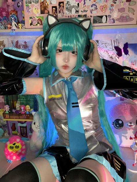 hatsune miku cosplay Miku Cosplay Makeup, Hatsune Miku Makeup, 2000s Cosplay, Miku Makeup, Hatsune Miku Costume, Cosplay Miku, Hatsune Miku Cosplay, Cosplay Costumes For Women, Vocaloid Cosplay