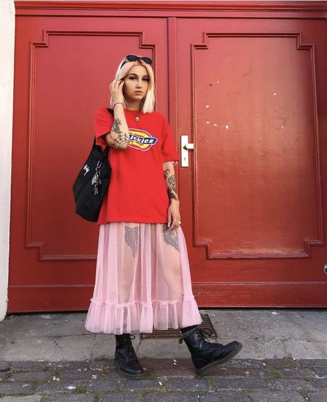 Tulle Dress Outfit Street Styles, Japanese Edgy Fashion, 2010 Aesthetic Outfits, Summer Layers Outfit, Tulle Skirt Outfit Casual Street Style, Casual Punk Outfits, Look Grunge, Looks Street Style, Mode Inspo