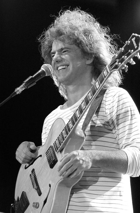 Pat Metheny, Jazz Players, Music Guitar, Classical Music, Musician, Black And White, Music, Photography