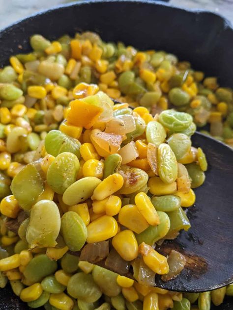 If you're looking for a delicious and easy-to-make side dish, look no further than cast iron succotash! This dish is sure to please everyone at the table. Lima Beans And Corn Succotash Recipe, Succotash Recipe Easy, Succotash Recipe Southern, Butter Beans Recipe Southern, Sucatash Recipe, Succotash Recipes, Lima Beans And Corn, Pea Salads, Southern Succotash