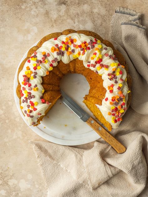 Easy Pumpkin Cake made with Yellow Cake Mix (5 Ingredients!) Easy Pumpkin Cake, Pumpkin Cake Easy, Yellow Cake Mix Recipes, Pumpkin Streusel, Pumpkin Pie Cake, Cake Yellow, Streusel Cake, Fall Meals, Baking Process