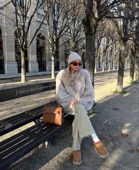 Fluffy Coat Outfit, White Fluffy Coat, Style Uggs, How To Style Uggs, Grey Coat Outfit, White Fur Jacket, Uggs Outfits, Fluffy Shoes, New York Outfits