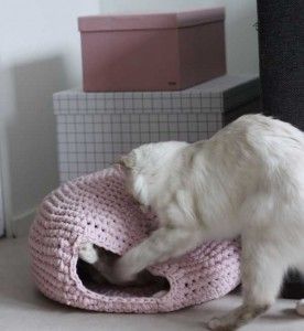 Crochet a Cat’s Cave Diy Crochet Cat Bed, Cat Bed Pattern, Kat Haken, Diy Cat Bed, Chat Diy, Crochet Cat Bed, Baby Moses, Cat Basket, Cat Cave