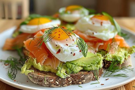 Discover how to make the perfect avocado toast with poached egg and smoked salmon. A delicious, healthy breakfast ready in 15 minutes! Avocado Toast With Poached Egg, Egg Avocado Toast, Delicious Healthy Breakfast, Egg Avocado, Avocado Spread, Avocado Toast Egg, Salmon Eggs, Lemon Salmon, Salmon Avocado