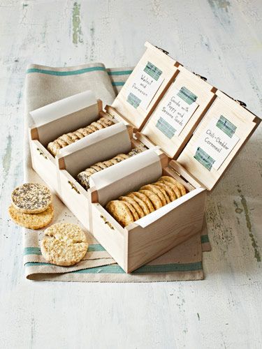 Homemade Food Gifts - Edible Christmas Food Gift Ideas - Country Living Savory Crackers Recipe, Easy Holiday Snacks, Edible Holiday Gifts, Kue Macaroon, Savoury Crackers, Cookies Packaging, Homemade Food Gifts, Christmas Food Gifts, Bakery Packaging