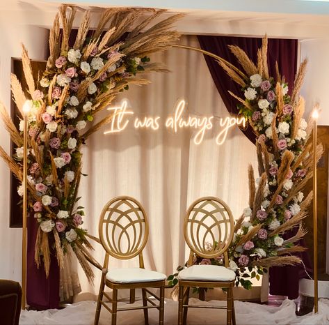 Enggament Decoration Simple, Dekor Lamaran Simple Elegant, Roka Decoration Ideas, Dekor Engagement Simple, Engagement Arch, Wedding Decor Ideas Receptions, Dekor Engagement, Engagement Backdrop Ideas, Wedding Decor Ideas Elegant