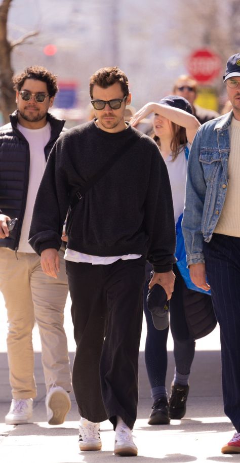 Harry Styles In Public, Harry Styles Streetwear, Harry Styles Casual Outfit, Harry Styles Casual, Harry Styles Street Style, Cupcake Styles, Harry Styles Style, Harry Styles Outfits, Harry Pictures