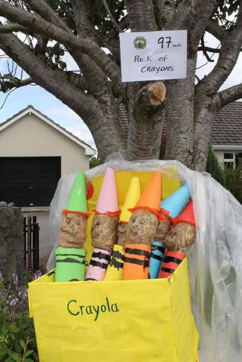 School Scarecrow Ideas, Fun Scarecrow Ideas, Scarecrow Contest Ideas, Scarecrow Ideas For Contest Festivals, Funny Scarecrow Ideas, Hay Decorations, Preschool Scarecrow, Scarecrow Ideas For Contest, Homemade Scarecrow