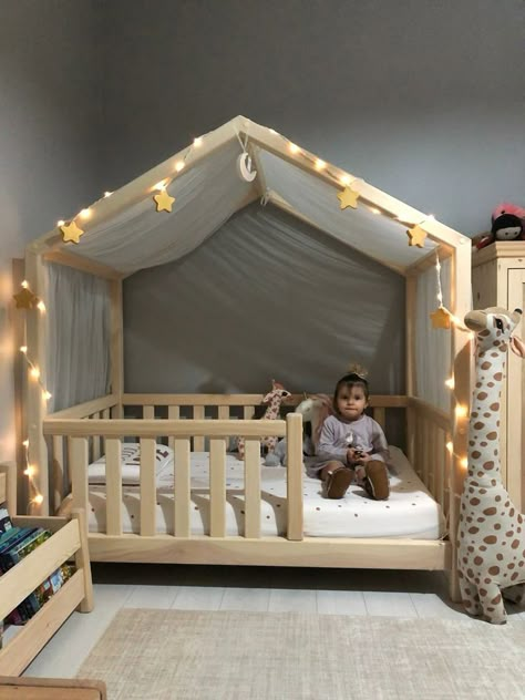 Double House Bed, Low Bed For Toddler, Montessori Bedroom Newborn, House Bed Decor, Montesorri Bed, Newborn Room Ideas, Kids Bedroom Storage Ideas, Todler Room, Easy Decor Ideas