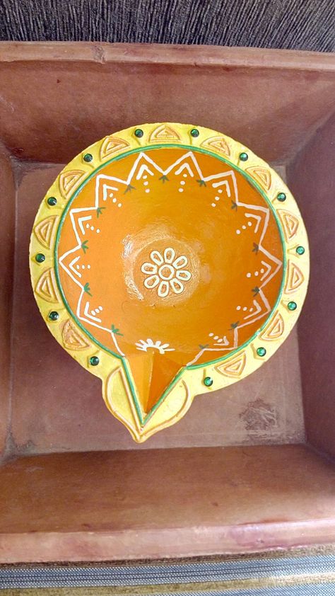 Big Diya Painting, Diya Designs Painting, Matka Painting, Garba Decoration, Diya Making, Lamp Painting, Diwali Painting, Diwali Ideas, Diya Designs