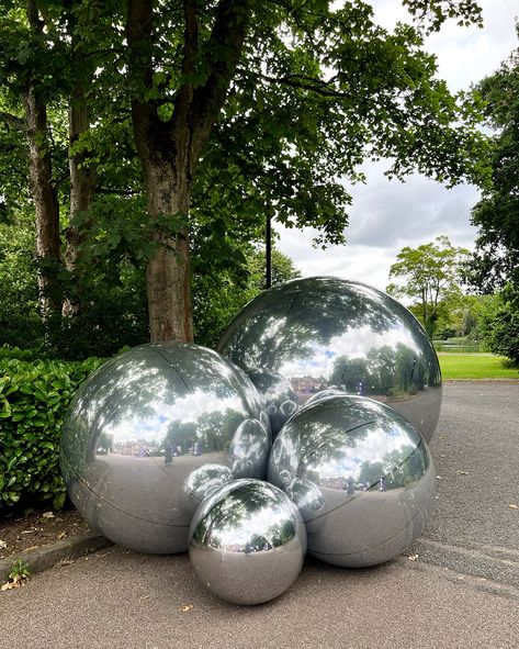 🎈We were beyond excited to inflate our brand new silver mirror balloons for Vicky’s 50th birthday! ✨The highlight? An incredible 8ft balloon-can you believe that? A huge thank you to Shabana from @perfectplanners_ 💕for trusting us to bring this dazzling vision to life. It was an absolute pleasure to be a part of such a special celebration! #EventDecor #MilestoneBirthday #SilverBalloons #BalloonArt #PartyInStyle #50thBirthday #EventPlanning #PerfectPlanners #OBalloons #50thbirthday #50thbirthd... Mirror Ball Balloons, Mirror Balloons, Chrome Balloons Decorations, Balloon Metallic, Silver Balloon Installation, Party Editorial, Event Activations, Silver Number Balloons, 50th Birthday Balloons