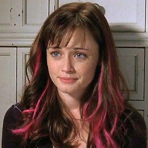 Rory Gilmore Hair, Pink Hair Streaks, Pink Hair Highlights, Hair Stripping, Hair Streaks, Hairstyles For Layered Hair, Pink Highlights, Shot Hair Styles, Brown Hair With Highlights