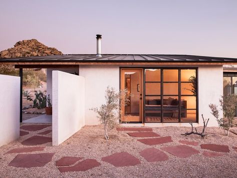 This Home in California’s High Desert Is How DIY Should Be Done Desert Kitchen Design, Desert Home Exterior, Coastal Ranch, Modern Desert Home, Joshua Tree House, 29 Palms, Arizona House, England Homes, Modern Desert