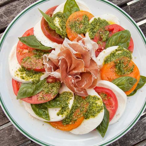 Prosciutto Caprese, Ultra Low Carb Recipes, Pesto Vinaigrette, Italian Job, Vinaigrette Recipe, Recipes Summer, Style Moodboard, Summer Meal, Vinaigrette Recipes