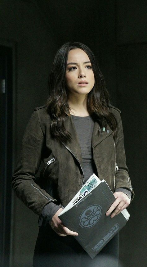 Aimee) I was settling back into life with the pack, and everyone’s kids. I was sitting on one of the counters in the kitchen, munching on some popcorn I had made, when I hear you walk in. Chloe Bennett, Melinda May, Female Detective, Detective Aesthetic, Daisy Johnson, Marvel Agents Of Shield, Marvels Agents Of Shield, Chloe Bennet, Female Armor