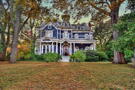 Victorian House Decor, Claremont House, Lovely Houses, Victorian Homes Exterior, Victorian Era Homes, Victorian Exterior, Scary Houses, Victorian Beauty, Colorful Houses