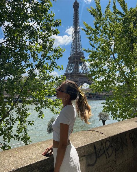 brit harvey 🍒🍒🦋🦋🌈🌈🍓🍓👽👽☁️☁️🍭🍭💚💚 on Instagram: “Postcard from Paris 💌” Paris Vision Board, Brit Harvey, Paris Pics, Summer In France, Europe Pics, Paris Photo Ideas, Dream Feed, France Outfits, Art Shopping